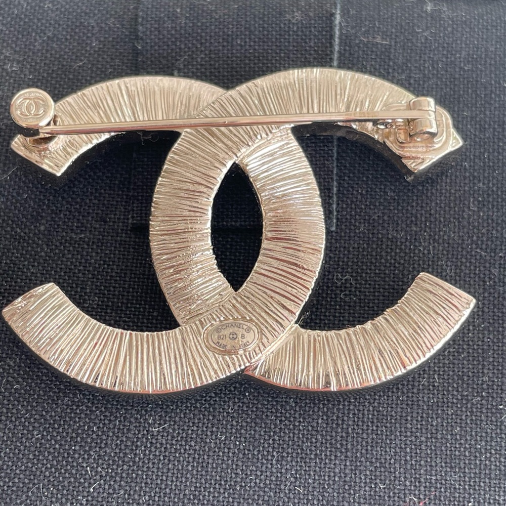 Gold Crystal CC brooch - Picture 3 of 7